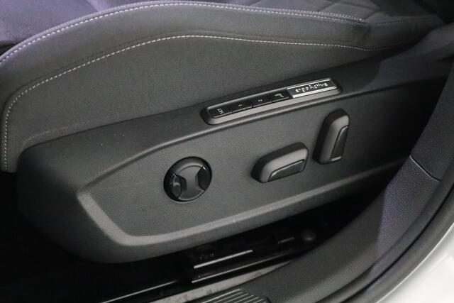 Volkswagen GOLF 1.5 TSI Style 130pk 6bak| Navi| 18'LMvelgen| head-up display| verwarmde voorstoelen