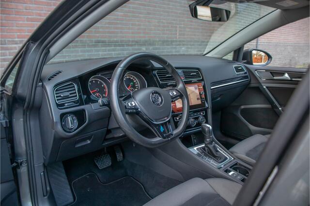 Volkswagen GOLF 1.5 TSI 150pk DSG Highline, R-Line, Carplay, Stoelverwarming, Full LED, Trekhaak, Navigatie, Adaptive Cruise, PDC.