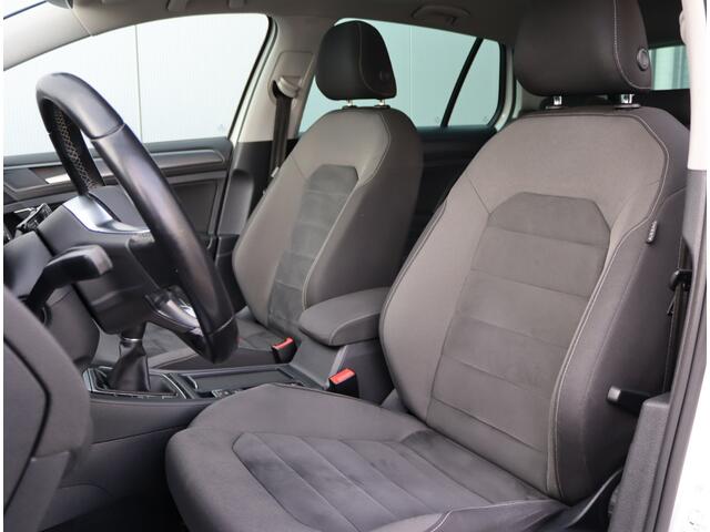 Volkswagen GOLF 1.0 TSI Highline R-line | Panoramadak | Camera | Virtual | LED