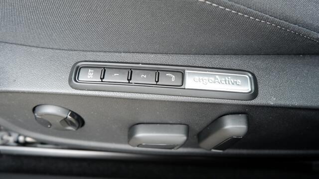 Volkswagen GOLF 1.5 eTSI Style Pano/ACC/Trekhaak/Navi/Massage/Lane-ass