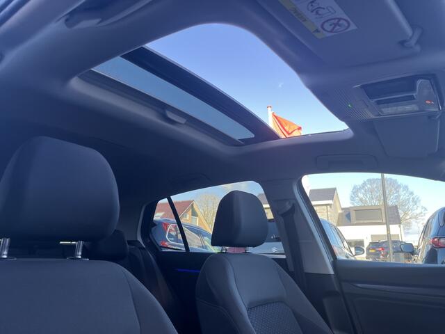 Volkswagen GOLF 1.5 eTSI 150PK Automaat Carplay Pano Stoelverwarming