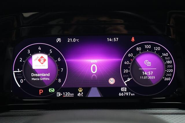 Volkswagen GOLF 1.5 eTSI Style Automaat | LED | Navigatie | Sfeerverlichting