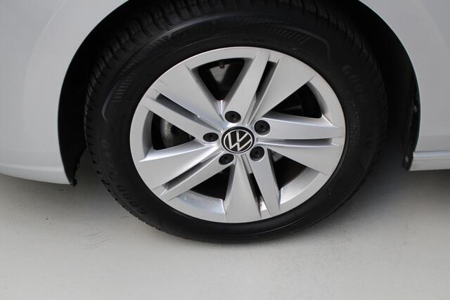 Volkswagen GOLF 1.0 eTSI Life DSG | Navigatie Pro | Cruise Control | Lichtmetalen velgen