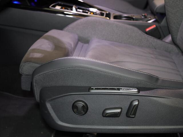 Volkswagen GOLF 1.5 eHybrid Style Edition 204PK PHEV | Navigatie | Matrix koplampen | 18"LM velgen | Head up Display |