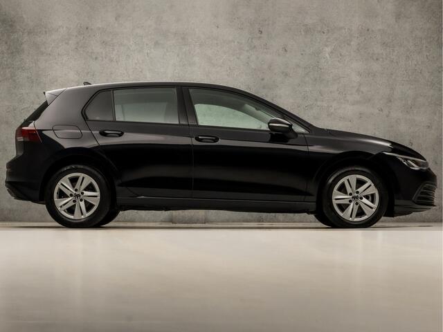 Volkswagen GOLF 1.0 TSI Sport (APPLE CARPLAY, GROOT NAVI, SFEERVERLICHTING, KEYLESS, PARKEERSENSOREN, SPORTSTOELEN, LM VELGEN, GETINT GLAS, NIEUWSTAAT)