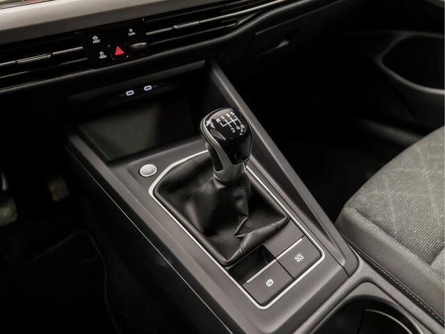 Volkswagen GOLF 1.0 TSI Sport (APPLE CARPLAY, GROOT NAVI, SFEERVERLICHTING, KEYLESS, PARKEERSENSOREN, SPORTSTOELEN, LM VELGEN, GETINT GLAS, NIEUWSTAAT)