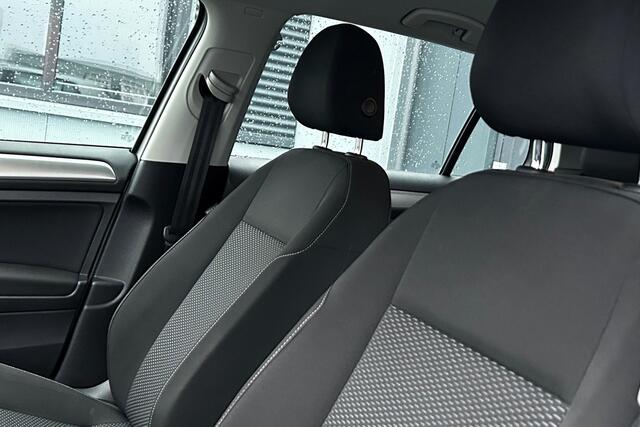 Volkswagen GOLF 1.0 TSI Trendline NAVI CLIMA PDC 17" 99325KM!