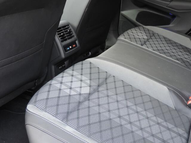 Volkswagen GOLF 1.5 eTSI R-Line - Pano | ACC | Camera | IQ.Light | Harman-Kardon | Stoel/stuurverw.