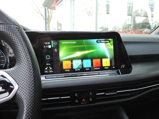 Volkswagen GOLF 1.5 eTSI R-Line - Pano | ACC | Camera | IQ.Light | Harman-Kardon | Stoel/stuurverw.