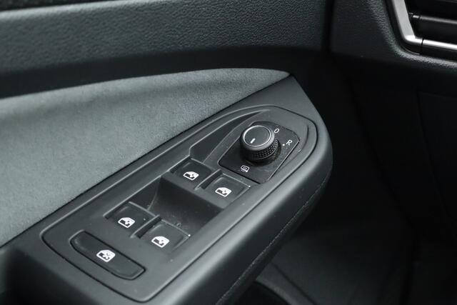 Volkswagen GOLF 1.5 eTSI R-Line DSG | Pano | Harman Kardon | Stoel- Stuurverw. | Apple CarPlay | IQ. Light | Adapt. Cruise