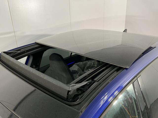 Volkswagen GOLF 1.5 eTSI R-Line / AUTOMAAT/ GARANTIE 03-2030/ PANO/ HARMAN KARDON/ PARK.SENSOR.V+A/ 360 CAMERA/ STUUR+STOEL VERWARM./ APP-CONNECT/ ACC/ DAB/ DIGITAL DASH/ RIJ-MODI/ ISOFIX/ 17'' LMV