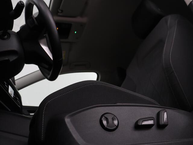 Volkswagen GOLF 1.4 eHybrid Style | Head-Up | Stoelverwarming | Trekhaak | Sfeerverlichting | Massage | Camera | Keyless | Matrix LED | Carplay | Adaptive cruise | Memory | Climate control | PHEV | Plug In