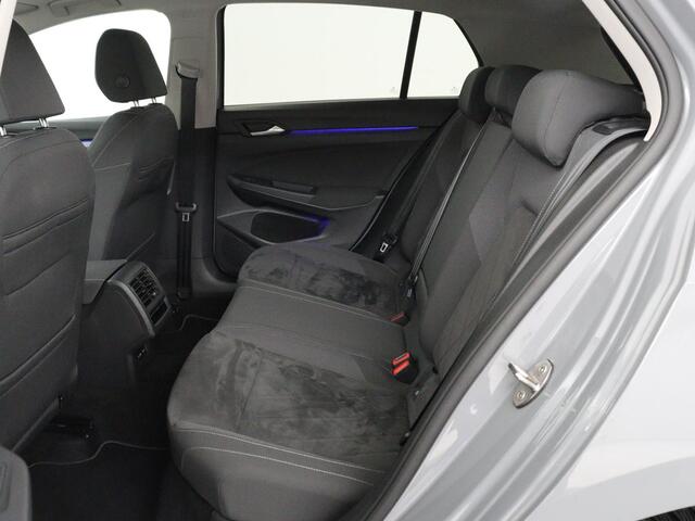 Volkswagen GOLF 1.4 eHybrid Style | Head-Up | Stoelverwarming | Trekhaak | Sfeerverlichting | Massage | Camera | Keyless | Matrix LED | Carplay | Adaptive cruise | Memory | Climate control | PHEV | Plug In