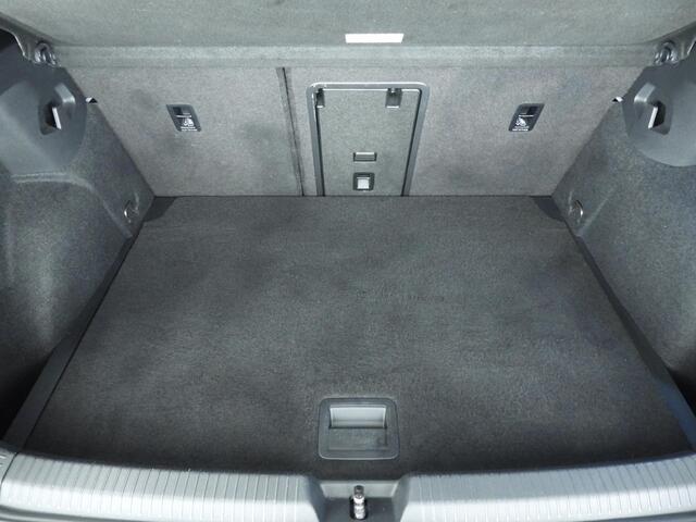 Volkswagen GOLF 1.5 eTSI R-Line Automaat | Stoelverwarming | Stuurverwarming | Active Cruise Control