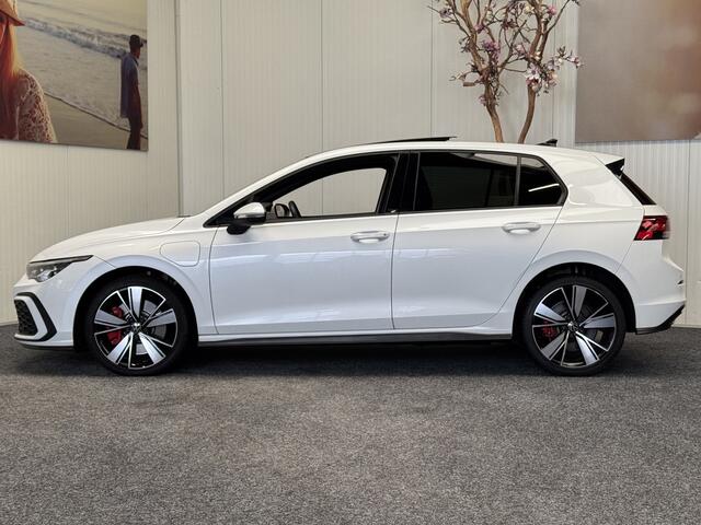 Volkswagen GOLF 1.4 eHYBRID GTE PANORAMADAK DCC ONDERSTEL HEAD-UP DISPLAY APPLE CARPLAY/ANDROID RIJSTROOKSENSOREN ELEK. UITKLAPBARE TREKHAAK ACHTERUITRIJCAMERA LED VERLICHTING ZEER MOOI !! 3010