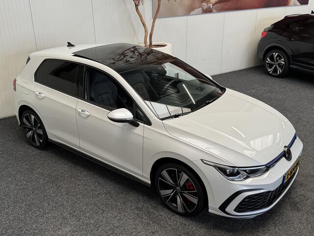 Volkswagen GOLF 1.4 eHYBRID GTE PANORAMADAK DCC ONDERSTEL HEAD-UP DISPLAY APPLE CARPLAY/ANDROID RIJSTROOKSENSOREN ELEK. UITKLAPBARE TREKHAAK ACHTERUITRIJCAMERA LED VERLICHTING ZEER MOOI !! 3010