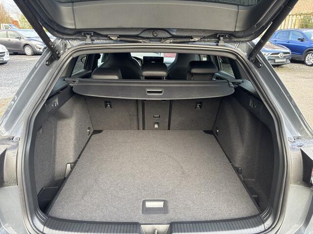 Volkswagen GOLF Variant 1.5 eTSI R-Line Automaat 360-Camera / Full LED / Schakelflippers