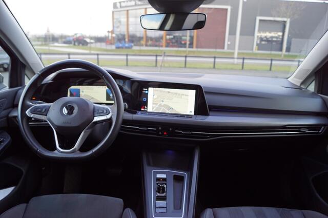 Volkswagen GOLF 1.5 eTSI DSG Style 150pk /Panodak /Camera/Trekhaak afnb./ IQ LED /Navi Pro/ 19 Inch LM