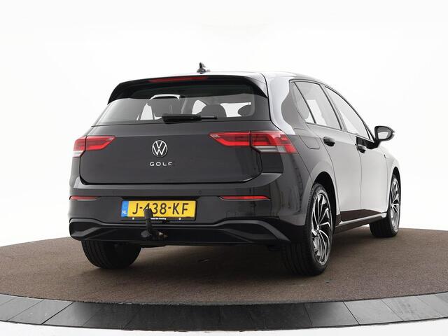 Volkswagen GOLF 1.5 TSI 130pk Life · Apple/Android Car Play · ACC · Stuur- & Stoelverwarming · Trekhaak · Navigatie · Sfeerverlichting · 17"Velgen ·