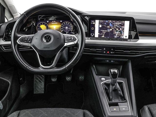 Volkswagen GOLF 1.5 TSI 130pk Life · Apple/Android Car Play · ACC · Stuur- & Stoelverwarming · Trekhaak · Navigatie · Sfeerverlichting · 17"Velgen ·
