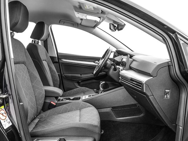 Volkswagen GOLF 1.5 TSI 130pk Life · Apple/Android Car Play · ACC · Stuur- & Stoelverwarming · Trekhaak · Navigatie · Sfeerverlichting · 17"Velgen ·