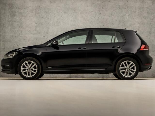 Volkswagen GOLF 1.0 TSI Sportline Automaat (APPLE CARPLAY, GROOT NAVI, STOELVERWARMING, GETINT GLAS, ALCANTARA, ADAPTIVE CRUISE, SPORTSTOELEN, LM VELGEN, PARKEERSENSOREN, NIEUWSTAAT)