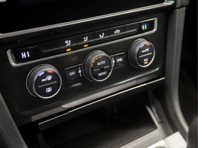 Volkswagen GOLF 1.5 TSI Sportline (APPLE CARPLAY, 4 CILINDER, GROOT NAVI, CLIMATE, SPORTSTOELEN, GETINT GLAS, PARKEERSENSOREN, LM VELGEN, NIEUWE APK, NIEUWSTAAT)