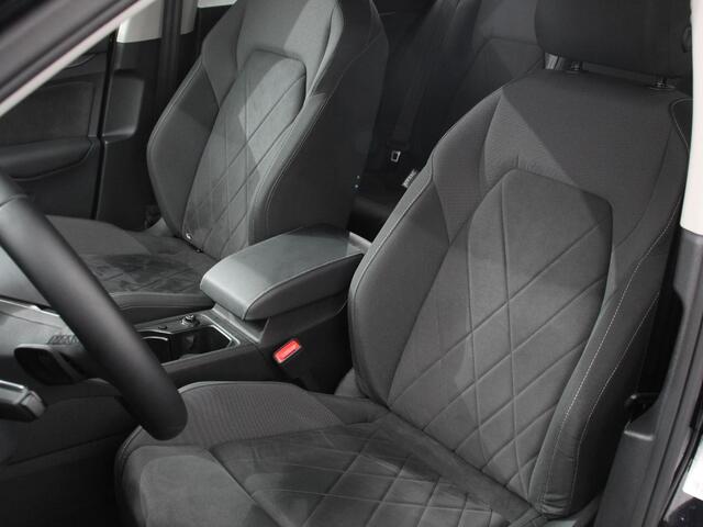 Volkswagen GOLF 1.5 eTSI Style | Navigatie | DAB | Camera | Lane Assist | LED | Adaptive Cruise Control | Keyless Go | Stoelverwarming |