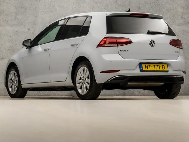 Volkswagen GOLF 1.0 TSI Sportline Automaat (APPLE CARPLAY, GROOT NAVI, CLIMATE, PARKEERSENSOREN, SPORTSTOELEN, GETINT GLAS, LM VELGEN, ADAPTIVE CRUISE, NIEUWSTAAT)