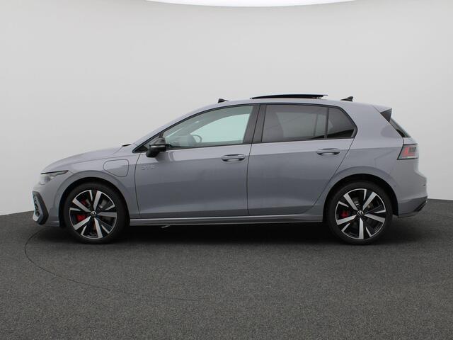 Volkswagen GOLF 1.5 eHybrid GTE 272PK DSG Trekhaak wegklapbaar, Head-up Display, Panoramadak, Area View, 18" Catania LMV, Adaptive Cruise Control, Black Style, Winterpakket, Navigatie