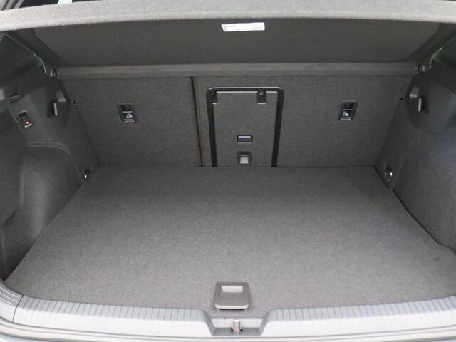 Volkswagen GOLF 1.5 eHybrid GTE 272PK DSG Trekhaak wegklapbaar, Head-up Display, Panoramadak, Area View, 18" Catania LMV, Adaptive Cruise Control, Black Style, Winterpakket, Navigatie