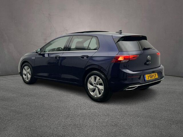 Volkswagen GOLF Style 1.5 TSI 130pk Panoramadak, Adaptive cruise control, Achteruitrijcamera, Navigatie, LED koplampen, Parkeersensoren, App connect