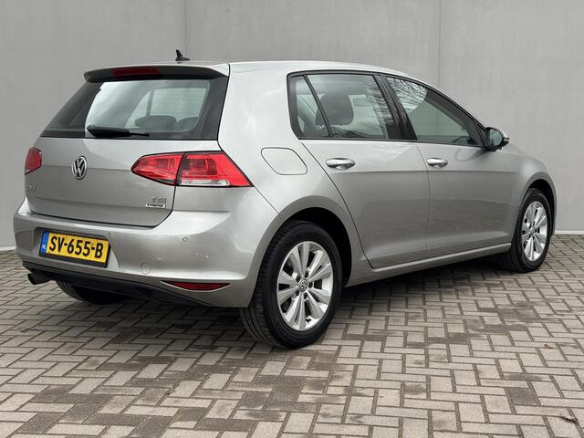 Volkswagen GOLF 1.2 TSI Connected Series / Navigatie / Parkeersensoren voor en achter / / Trekhaak (trekgewicht 1300kg / Automatische Airco / Lichmetalen velgen