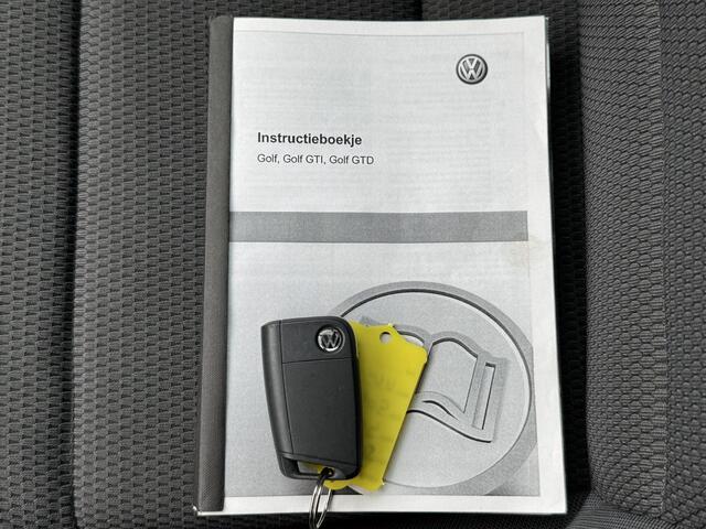 Volkswagen GOLF 1.2 TSI Connected Series / Navigatie / Parkeersensoren voor en achter / / Trekhaak (trekgewicht 1300kg / Automatische Airco / Lichmetalen velgen