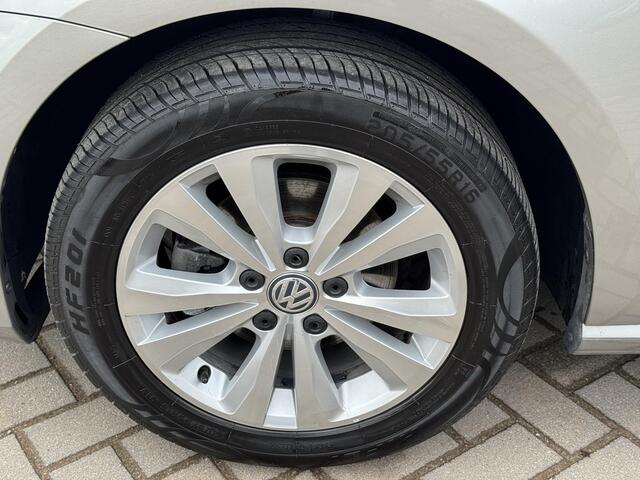 Volkswagen GOLF 1.2 TSI Connected Series / Navigatie / Parkeersensoren voor en achter / / Trekhaak (trekgewicht 1300kg / Automatische Airco / Lichmetalen velgen