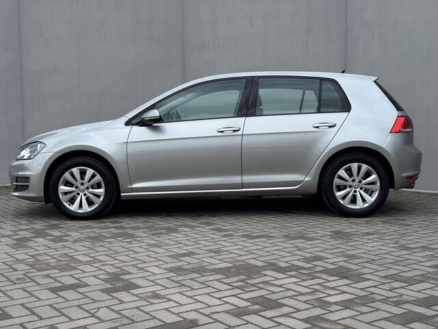 Volkswagen GOLF 1.2 TSI Connected Series / Navigatie / Parkeersensoren voor en achter / / Trekhaak (trekgewicht 1300kg / Automatische Airco / Lichmetalen velgen