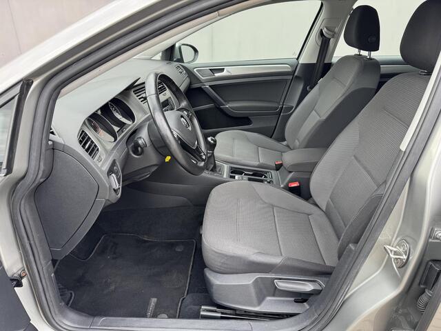 Volkswagen GOLF 1.2 TSI Connected Series / Navigatie / Parkeersensoren voor en achter / / Trekhaak (trekgewicht 1300kg / Automatische Airco / Lichmetalen velgen