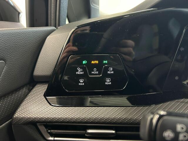 Volkswagen GOLF 1.5 eTSI R-Line Business Panoramadak Navigatie Apple Carplay/Android Auto Camera Parkeersensoren Adaptive Cruise Control Head-up display Stoel- en stuurverwarming Lichtmetalen velgen Climate Control