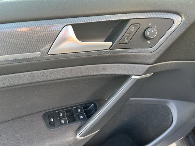 Volkswagen GOLF 1.5 TSI R-Line / AUTOMAAT/ TREKHAAK/ 2X R-LINE/ DYNAUDIO/ KEYLESS/ PARK. SENSOREN + CAMERA/ DIGITAL DASH/ CRUISE/ APP-CONNECT/ NAVI