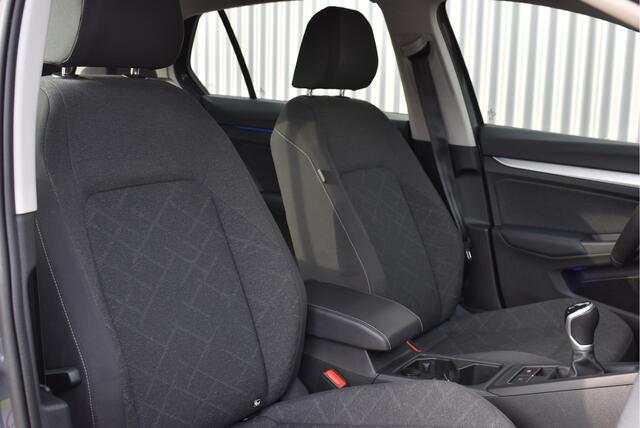 Volkswagen GOLF 1.0 TSI Life Virtual cockpit, Adaptive cruise, Camera, PDC, Carplay, DAB