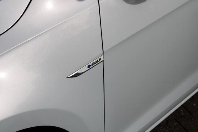 Volkswagen GOLF E-GOLF 136PK 36KWh - Navi Carplay camera