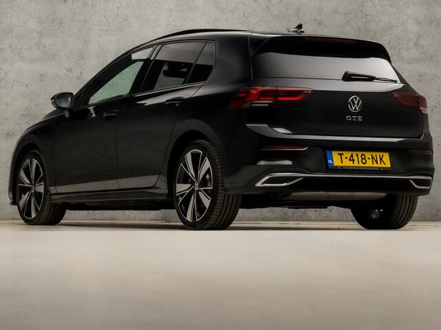 Volkswagen GOLF 1.4 eHybrid GTE 245Pk Automaat (SCHUIFDAK, APPLE CARPLAY, GROOT NAVI, CAMERA, STUUR/STOELVERWARMING, ZWART HEMEL, SFEERVERLICHTING, KEYLESS, GETINT GLAS, NIEUWSTAAT)