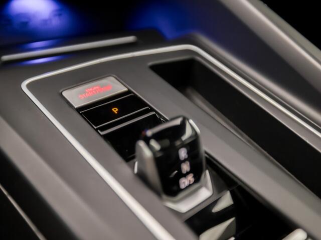 Volkswagen GOLF 1.4 eHybrid GTE 245Pk Automaat (SCHUIFDAK, APPLE CARPLAY, GROOT NAVI, CAMERA, STUUR/STOELVERWARMING, ZWART HEMEL, SFEERVERLICHTING, KEYLESS, GETINT GLAS, NIEUWSTAAT)