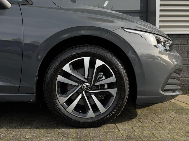 Volkswagen GOLF 1.5 eTSI Style Pano Navi LED