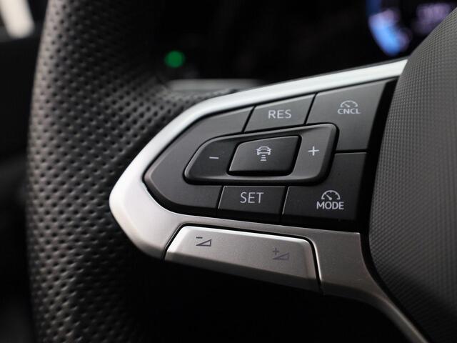 Volkswagen GOLF 1.5eTSI/150PK R-Line DSG · Panoramadak · Camera + Parkeersensoren · Apple/Android Car Play · Garantie t/m 04-06-2030 of 100000km.