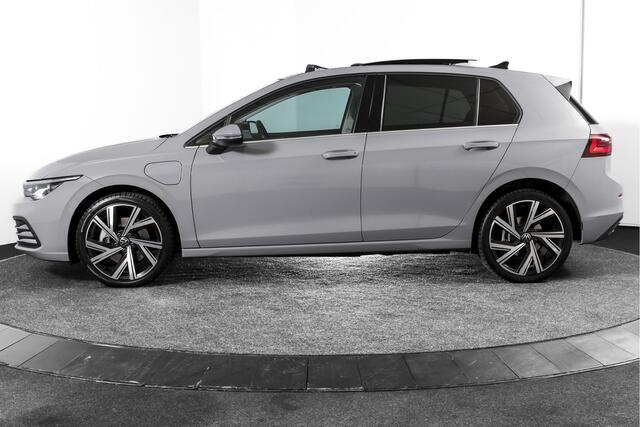 Volkswagen GOLF 1.4 eHybrid Style | S/K-Panodak | Elek. Trekhaak | Dig. Cockpit | Adapt. Cruise | Stoel-+Stuurverw. | PDC | Camera | NAV + App. Connect | ECC | LM 18" |