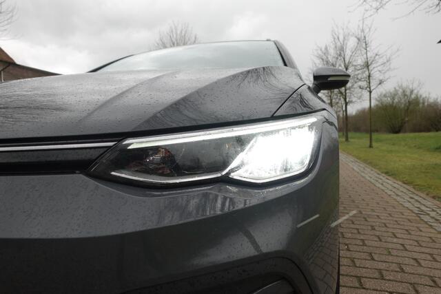 Volkswagen GOLF Variant 1.0 TSI Life Business | Camera | MAVI | CarPlay | Stoelverw. | Stuurwielverw. |