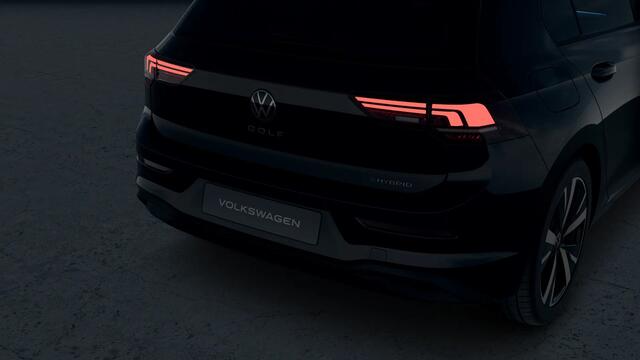 Volkswagen GOLF 1.5 eHybrid 204 6DSG eHybrid Life Edition | 'App-Connect' draadloze smartphone integratie | Achterbank in ongelijke delen neerklapbaar incl. middenarmsteun en doorlaadmogelijkheid | Achteruitrijcamera (Rear View)