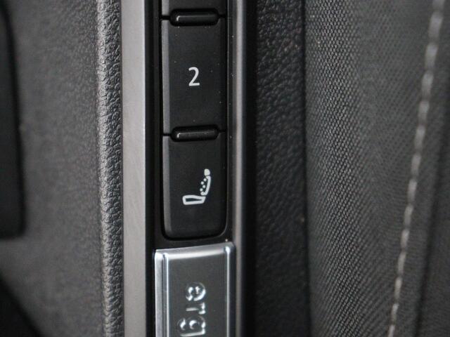 Volkswagen GOLF 1.0 eTSI Life | Camera | Massage | Carplay | Adaptive cruise | Memory | Navigatie | Sfeerverlichting | Side Assist | File Assistent | Climate control | Park Assist | Getint glas