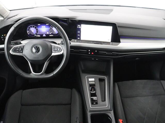 Volkswagen GOLF 1.0 eTSI Life | Camera | Massage | Carplay | Adaptive cruise | Memory | Navigatie | Sfeerverlichting | Side Assist | File Assistent | Climate control | Park Assist | Getint glas